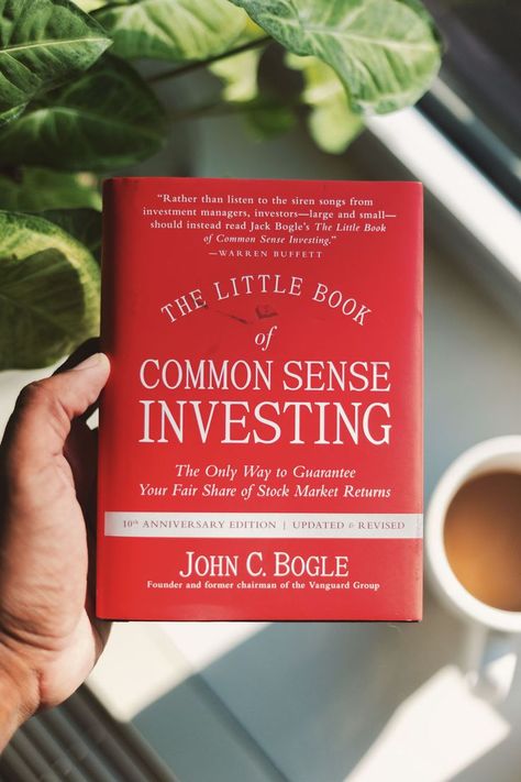 The Little Book of Common Sense Investing is the classic guide to getting smart about the market. Legendary mutual fund pioneer John C. Bogle reveals his key to getting more out of investing: low-cost index funds. Bogle describes the simplest and most effective investment strategy for building wealth over the long term: buy and hold, at very low cost, a mutual fund that tracks a broad stock market Index such as the S&P 500. Investment Books To Read, Books About Stock Market, Books On Economics, Books About Investing, Discipline Books, Intelligence Books, Finance Books To Read, Stock Market Books, Marketing Major