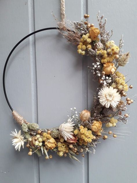 Gold Ring Dried Flower Wreath, Dried Floral Decor, Long Flowers, Dried Flower Wreaths, Hanging Flower Wall, Eco Gifts, Diy Crafts To Do, Handmade Christmas Gifts, Dried Floral