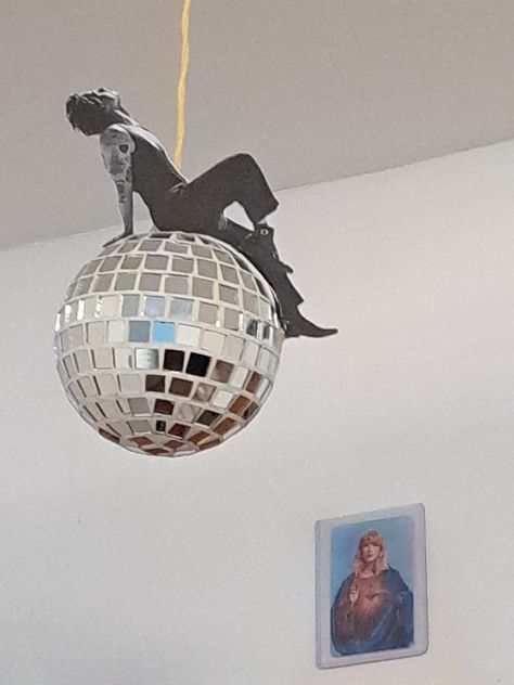 Harry Styles Diy Gift, Diy Harry Styles Room Decor, Harry Styles Party Ideas Decoration, Diy Mirrorball, Harry Styles Diy Crafts, Harry Styles Crafts, Harry Styles Gift Ideas, Harry Styles Party Ideas, Harry Coded