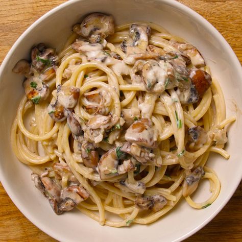 Creamy Truffle Mushroom Bucatini | Truffle Guys UK Truffle Cheese Pasta, Truffle Spaghetti, Cheese Pasta Dishes, Pici Pasta, Mushroom Spaghetti, Mac And Cheese Pasta, Truffle Cheese, Truffle Mac And Cheese, Fried Chicken Burger