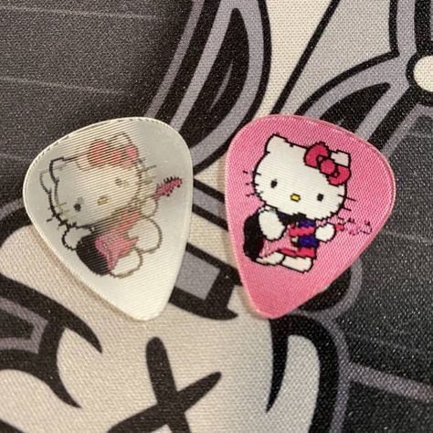 Hello Kitty Guitar Pick Lenticular White/Pink PAIR (2) Sanrio Fender SUPER CUTE NEWListing is for a Single (1) ONE OF EACH COLOR (1Pink & 1 Whi... Cute Guitar Picks, Hello Kitty Things, Mini Electric Guitar, Hello Kitty Guitar, Cute Guitar, Music Gift Ideas, Colorful Guitar, White Hello Kitty, 2000s Party