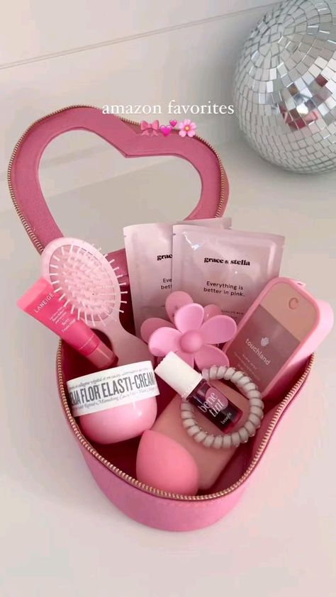 Beauty Gift Basket, Gift Ideas For Birthday, Heart Makeup, Valentines Day Baskets, Valentine Baskets, Small Business Packaging Ideas, Mini Makeup, Sister Wife, Makeup Gift