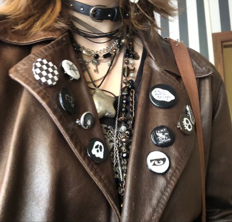 Alt Necklace Layering, Crowcore Diy, Gremlincore Jewelry, Bug Accessory, Piratecore Outfit, Earth Goth, How To Layer Necklaces, Crystal Necklace Outfit, Adventurecore Outfit