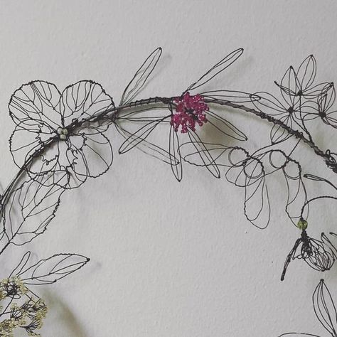 pia leino on Instagram: "#wireflowerwreath #wirewreath #flowerwreath #wreath #kranssi #rautalankakranssi #wireflowers #wiresculpture #wiresculptureart #wirecraft #wireart #wire #blackwire ☀️☀️  Myyty, halkaisija noin 25 cm 💚  Happy International Flower Day everyone❣️🌹🌻🌺🌸🌼🌷" Wire Wreaths, Wreaths Videos, Flower Wire, Wire Jewellery, Wire Flowers, Wire Wreath, January 19, Wire Sculpture, Wire Crafts