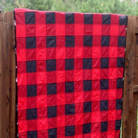 Buffalo Check Quilt Pattern - Gluesticks Blog Plaid Quilt Pattern, Buffalo Check Quilt, Check Quilt, Buffalo Plaid Quilt, Sew Applique, Charm Pack Quilt Patterns, Baby Quilt Tutorials, Charm Pack Quilt, Quilt Layers