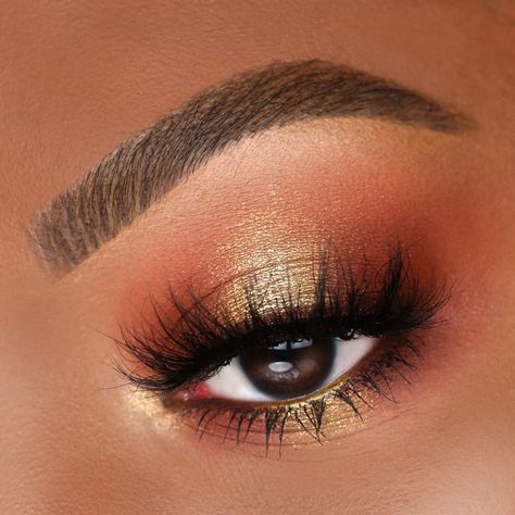 Disney Eye, Disney Eye Makeup, Gold Eyeshadow Looks, Gold Makeup Looks, Play Makeup, Bold Eye Makeup, Gold Eye Makeup, Prom Makeup Looks, Disney Makeup