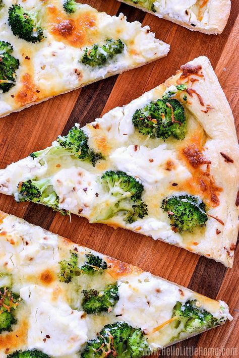 Pizza With Broccoli, White Pizza Recipe, Broccoli Pizza, Ricotta Pizza, White Pizza Sauce, White Pizza Recipes, Mozzarella Pizza, White Sauce Recipes, White Pizza