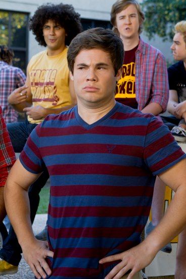 Bumper Adam Devine, Singing Group, American Dad, Pitch Perfect, Tv Characters, Funny Movies, Funny Reaction Pictures, Silly Me, Modern Family