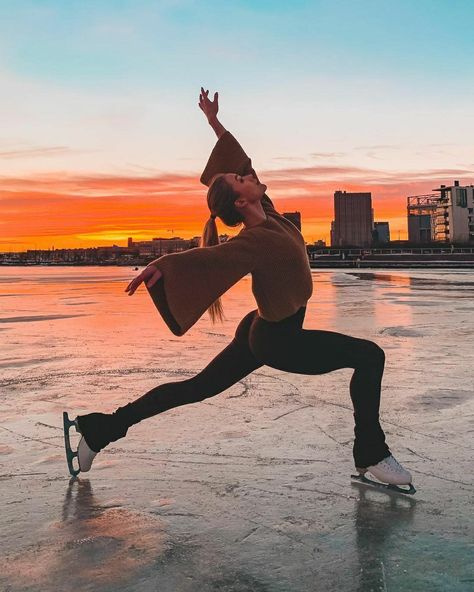 Skater Photoshoot, Ice Skating Photography, Sea At Sunset, Skating Pictures, Figure Ice Skates, Figure Skating Outfits, Ice Skating Outfit, Skate 3, Skating Aesthetic