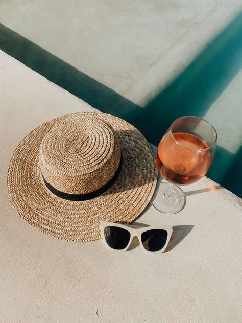 Sunglasses Pool Aesthetic, Sunglasses At The Beach, Summer Holiday Photo Ideas, Beach Content Ideas, Pool Branding, Beach Holiday Aesthetic, Summer Pool Aesthetic, Sunglasses Beach, Pool Photography