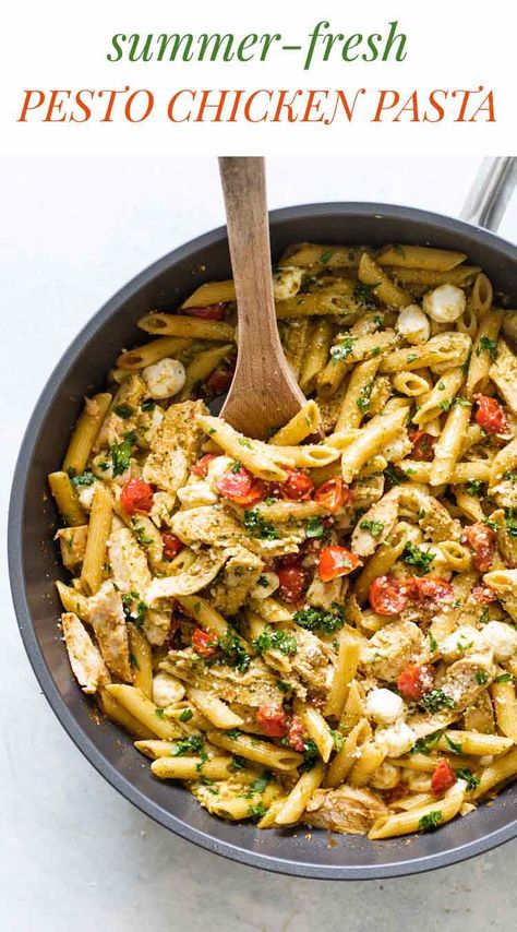 This pesto chicken pasta is a fresh summer dinner made with cherry tomatoes, pesto, mozzarella and tender chicken. It’s an easy 30-minute dinner! Pesto Chicken Pasta Recipes, Fresh Summer Dinner, Chicken Pasta Creamy, Skinless Chicken Breast Recipes, Pasta Creamy, Pesto Mozzarella, Dinner Quick, Pasta Penne, Pesto Pasta Recipes