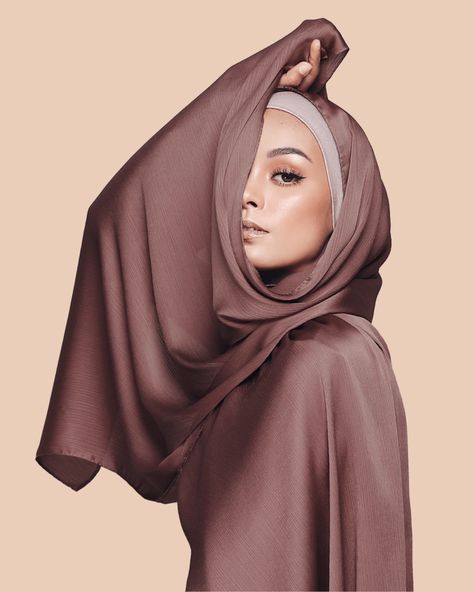 Model With Hijab, Hijab Photoshoot Ideas Studio, Hijab Product Photography Ideas, Hijab Model Photography, Photoshoot Ideas Hijab, Hijab Poses Photography, Abaya Photoshoot Ideas, Hijabi Instagram Photos, Hijab Photoshoot Ideas