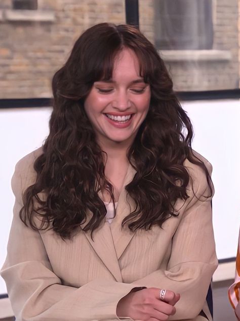 Olivia Cooke Bangs, Olivia Cooke Hair, Bangs Inspo, Fall Haircut, Curtain Bangs Curly, Heaven Song, Haircut 2024, The White Princess, Olivia Cooke