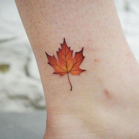 Leaf Tattoo Meaning, Maple Leaf Tattoos, Fall Leaves Tattoo, Blatt Tattoos, Autumn Tattoo, Leaf Tattoo, Tattoo Zeichnungen, Inspiration Tattoos, Halloween Tattoo