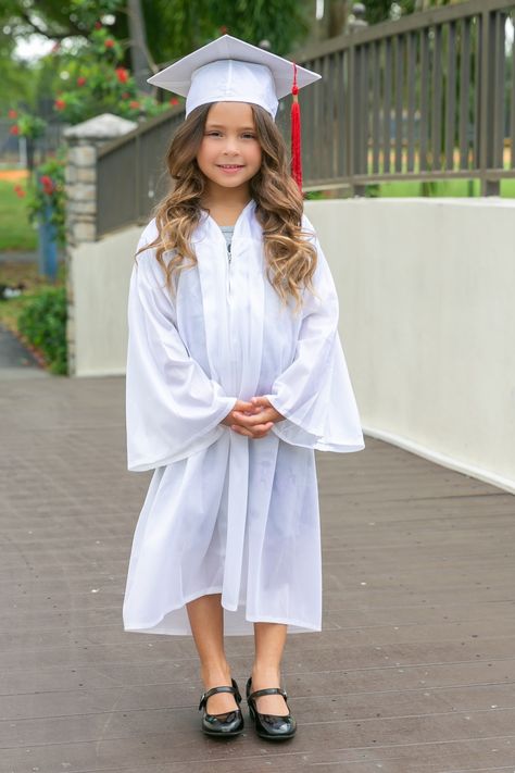 Outdoors in the park for great pictures 📷 Preschool Graduation Dress, Kindergarten Cap And Gown Picture Ideas, White Graduation Gown And Cap, Kindergarden Graduation Photoshoot Ideas, Kindergarten Cap And Gown Pictures, Kindergarten Graduation Ideas Pictures, Kindergarten Graduation Outfit, Preschool Graduation Pictures, Kindergarten Cap And Gown