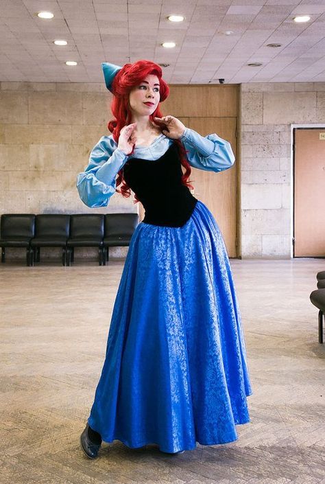 fantasia ariel Criativa #fantasiaariel #ariel #pequenasereia Ariel Blue Dress, Ariel Halloween Costume, Disney Cosplay Costumes, Disney Princess Halloween Costumes, Disney Princess Halloween, Ariel Costume, Blue Sparkly Dress, Ariel Costumes, Disney Princess Cosplay