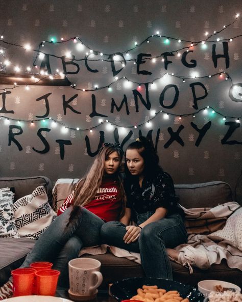 Stranger Things Photoshoot Ideas, Stranger Things Inspired Photoshoot, Stranger Things Photoshoot, Stranger Things Alphabet Wall, Christmas Lights Diy, Max And Eleven, Stranger Things Alphabet, Stranger Things Halloween Party, Diy Party Ideas