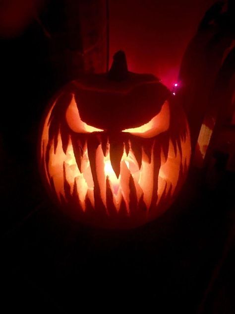 Jack O Lanterns Aesthetic, Jack O Lantern Ideas Scary, Pumpkin Carving Creepy, Monster Pumpkin Carving, Jack O Lantern Aesthetic, Red Halloween Aesthetic, Fall Pumpkin Carving, Pumpkin Carving Aesthetic, Halloween Pumpkins Carvings Designs