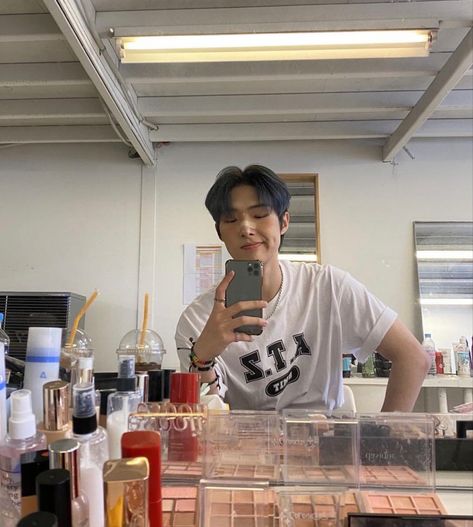 mingi mirror selca Mingi Ateez, Song Min-gi, Kim Hongjoong, One Team, Kpop Wallpaper, Bias Wrecker, K Idols, Boyfriend Material, K Pop