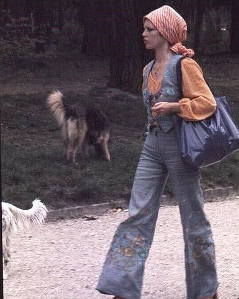 Brigitte Bardot Fan Page on Instagram: “Bonsoir🌼 #BrigitteBardot #hairstyle #fashion #vintage #trousers #walk #walking #dog #dogs” 70s Celebrities, Walking Dog, Cali Style, Bardot Style, Hairstyle Fashion, Animal Rights Activist, Vintage Trousers, French Actress, California Style