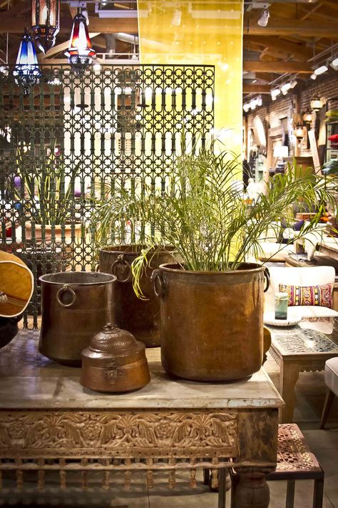 Cluster of vintage copper planters!! Vintage Copper Pots, Vintage Brass Decor, India Home Decor, Antique Home Decor, Kitchen Interior Design, Copper Planters, Timeless Interiors, Antique Home, Trellis Plants