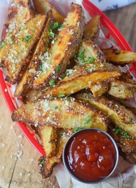 Crispy Parmesan Baked Potato Wedges - Butter Your Biscuit Roasted Zucchini Recipes, Parmesan Baked Potatoes, Oven Roasted Zucchini, Parmesan Potato Wedges, Baked Potato Wedges, Parmesan Potato, Best Baked Potato, Potatoes And Rice, Roasted Zucchini