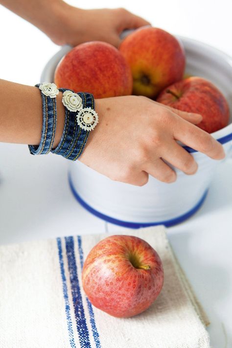 Denim Bracelet, Diy Denim, Blue Jeans Crafts, Fabric Bracelets, Denim Jewelry, Denim Projects, Recycled Jeans, Denim Ideas, Jean Crafts