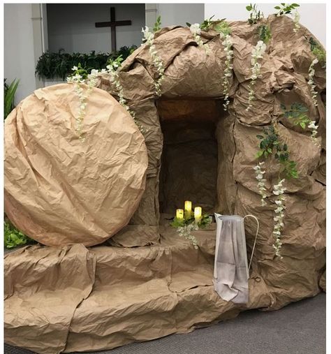 Easter Altar Decorations, Lent Decorations For Church, Easter Tomb, Balcon Mic, Easter Play, Church Christmas Decorations, Church Altar Decorations, Fake Rock, Church Interior Design