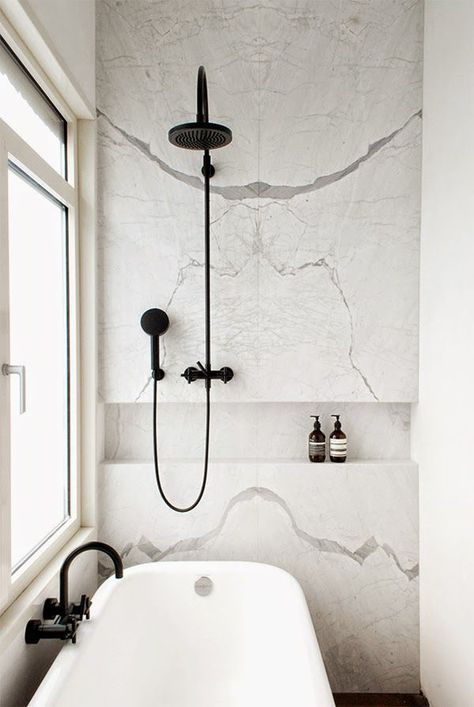 love the wall Marble Trend, Black White Bathrooms, Bad Inspiration, Shower Niche, Salon Interior Design, Subway Tiles, Bathroom Trends, Black Shower, Nordic Interior