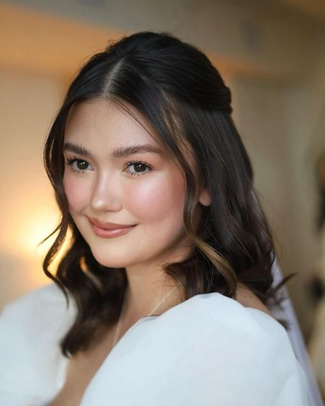 Achieve Angelica Panganiban’s Bridal Makeup With These Filipino Beauty Products Filipino Products, Graduation Look Makeup, Angelica Panganiban, Simple Bridal Makeup, Bride Makeup Natural, Asian Wedding Makeup, Fresh Makeup Look, Asian Bridal Makeup, Wedding Makeup Tutorial