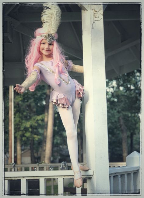 Acrobat Halloween Costume, Acrobat Outfits Circus Costume, Circus Acrobat Costume, Tightrope Walker Costume, Acrobat Outfit, Acrobat Costume, Circus Acrobat, Creepy Circus, Halloween Circus