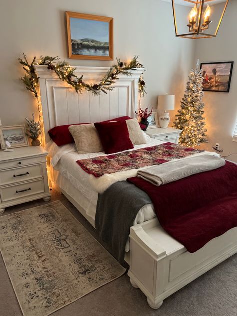 December Room Decor, Christmas Aesthetic Bedroom Decor, Christmas Room Decor Ideas Aesthetic, Christmas Bedroom Ideas Aesthetic, Christmas Bedroom Simple, Christmas Room Decor Aesthetic Cozy, Traditional Christmas Bedroom, Christmas Decorated Rooms Bedrooms, Warm Christmas Bedroom