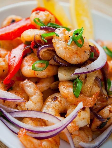 Simple & Easy Garlic Shrimp Stir-Fry with Peppers & Onions. Recipe from @kitchenmagpie #shrimp #recipes #healthyrecipes Lemon Shrimp Recipes, Ways To Cook Shrimp, Teriyaki Shrimp, Pan Fried Salmon, Lemon Garlic Shrimp, Shrimp Stir Fry, Shrimp And Broccoli, Fried Salmon, Shrimp Dishes