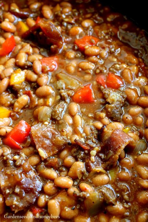 Chuck Wagon Bacon Baked Beans - Garden Seeds and Honey Bees Bacon Baked Beans, Beans Recipe Crockpot, Best Baked Beans, Veg Meals, Baked Beans With Bacon, Cowboy Beans, Baked Bean Recipes, Chuck Wagon, Holiday Eating