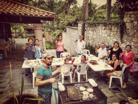 Latin Family Aesthetic, Mexican Lifestyle, Latin Family, Mexican Family Pictures, Mexican Family Gathering Aesthetic, Agua Fresca, Family Bonding, Family Eating, Family Parties