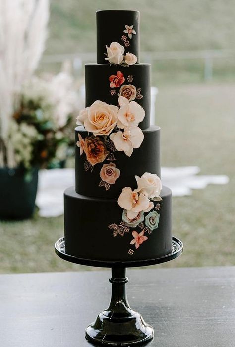 30 Stylish Black Wedding Cakes | Wedding Forward Bolo Da Peppa Pig, Black Wedding Cake, Vintage Pasta, Unusual Wedding Cakes, Wedding Cakes Elegant, Black Cake, Black Wedding Cakes, Floral Wedding Cake, Unusual Weddings