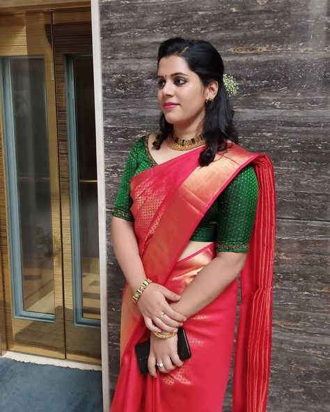 Hairstyle For Silk Saree, Red Saree With Green Blouse, Indian Short Hair, Christian Weddings, Kerala Saree Blouse, Unique Saree, Christian Bridal Saree, Saree Jacket, Saree Jacket Designs