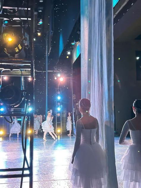 nutcracker snow backstage Nutcracker Backstage, Snow Queen Nutcracker, Snow Nutcracker, Matthew Core, Nutcracker Aesthetic, Nutcracker Season, Dancer Things, Ballet Drawings, Nutcracker Figures