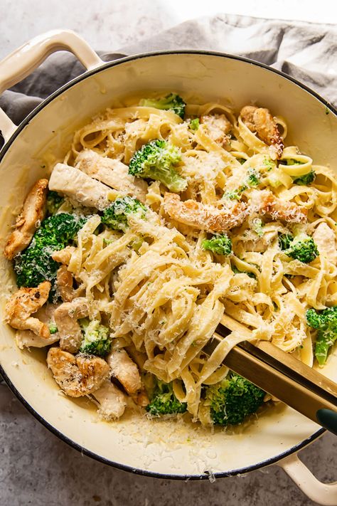 Easy Recipes With Broccoli, Meal With Broccoli, Broccoli And Chicken Pasta, Healthy Meals Chicken, Pasta With Chicken And Broccoli, Chicken Broccoli Fettuccine Alfredo, Broccoli Chicken Pasta, Chicken And Broccoli Recipes, Recipes With Broccoli