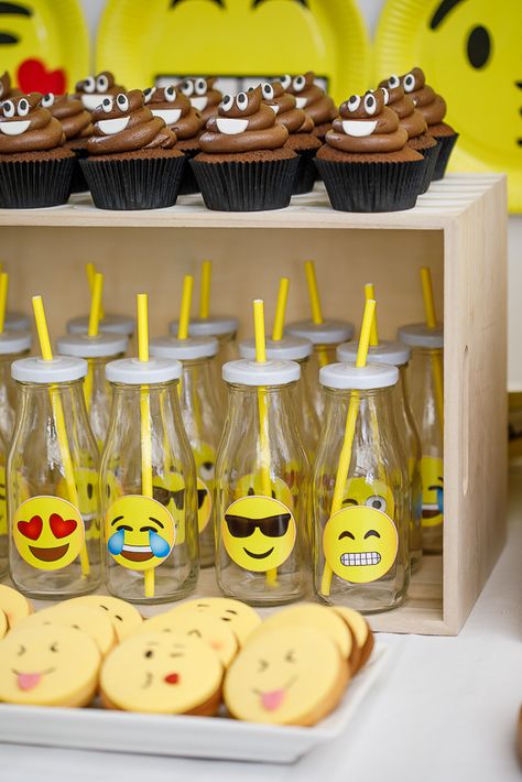 Epic Emoji, Emoji Birthday Party Ideas, Emoji Party Decorations, Emoji Birthday Cake, Emoji Party Ideas, Birthday Emoji, Party Emoji, Emoji Cake, Emoji Birthday Party