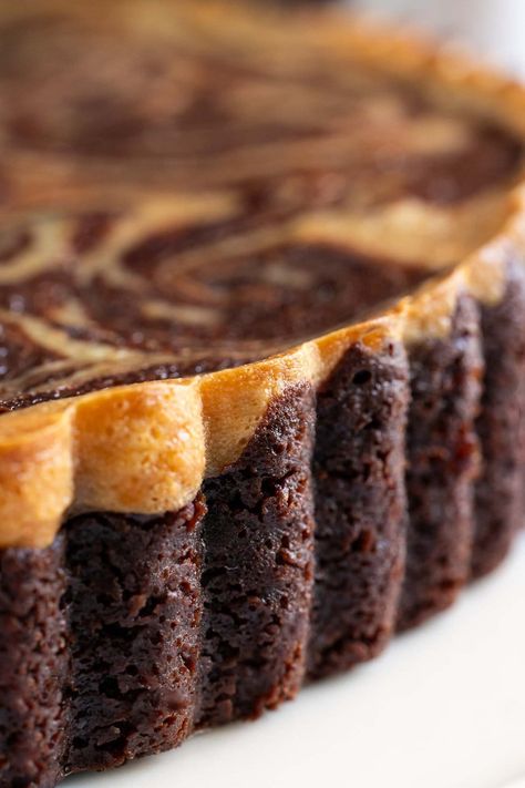 This fabulously delicious Caramel Cream Cheese Brownie Tart is ridiculously easy to make, comes together in minutes and looks like a work of art from a fancy bake shop! Cream Cheese Crust Tarts, Brownie Tart Recipes, Cake Tart, Special Occasion Desserts, Easy Restaurant Desserts, Cheesecake Tart Recipes, Desserts With Brownies, Unique Easy Dessert Recipes, Dessert Cream Cheese