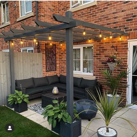 Lara Jade on Instagram: “Happy Bank Holiday Monday 🤍 . Hope you’ve all had a lovely Easter weekend 🐣 .…” Garden Seating Area, Modern Backyard Landscaping, Back Garden Design, Backyard Renovations, Small Backyard Gardens, Patio Garden Design, Backyard Inspiration, Modern Backyard, Outdoor Gardens Design