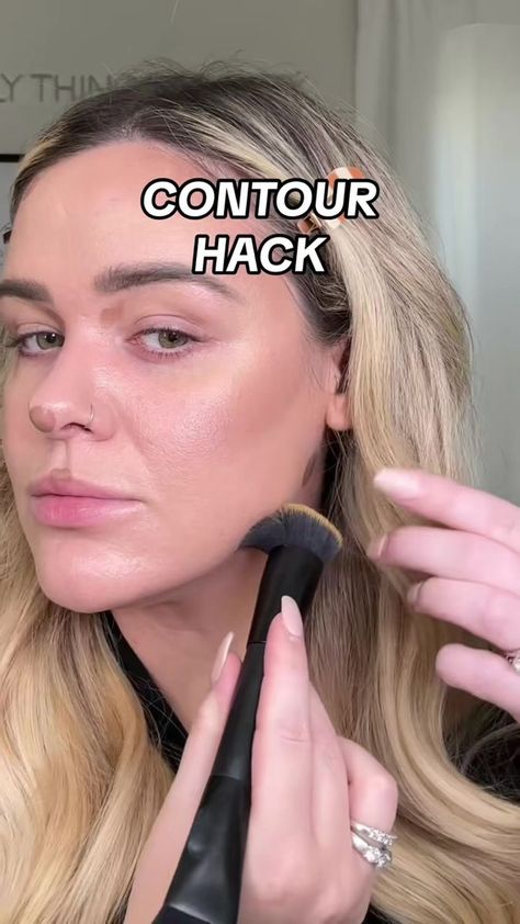 Ally Things Beauty | A hack for how to contour the jawline for a slimmer profile #contour #jawlinecontour #makeuphacks #makeuptips #beautyhacks #makeuptipsandtricks #makeupforbeginners #beautytips #howto | Ally Things Beauty Easy Contouring, Contouring For Beginners, How To Contour, Contour Makeup Tutorial, Face Makeup Tips, Makeup Looks Tutorial, Clown Makeup, Face Contouring, How To Trim Eyebrows