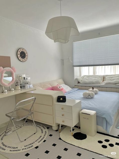 Beige Walls Bedroom, Small Room Makeover, Cool Room Designs, Mirrored Bedroom Furniture, One Bed, Pastel Room, Room Redesign, Future Apartment Decor, Pinterest Room Decor