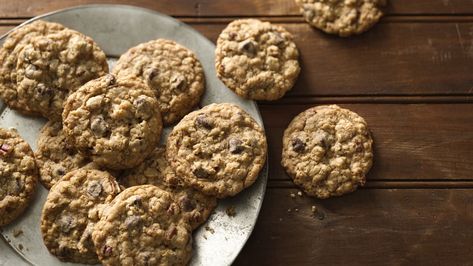 Fill your cookie jar with a healthier option than regular chocolate chip cookies. This recipe's made with three whole-grain cereals. Cheerio Treats, Raisin Cookie Recipe, Cookies Oatmeal, Oatmeal Chocolate Chip Cookie Recipe, Drop Cookie, Cereal Cookies, Oatmeal Chocolate Chip, Cookies Brownies, Oatmeal Chocolate