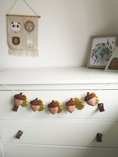 Looking for something to add to a woodland theme bedroom or maybe even decorating for autumn, this acorn garland would make a lovely addition to your home.  You can choose how many acorns you would like  5 acorns -1metre 7 acorns -120 cm 9 acorns 140cm  Each felt acorn has a gold glitter felt leaf behind and acorns and stuffed with toy stuffing. If you would rather felt green leaves instead please add a note when checking out.  If you would like a custom make please drop me a message. Garland is Woodland Theme Bedroom, Acorn Decor, Felt Acorn, Acorn Garland, Autumn Garland, Felt Leaf, Fall Autumn Decor, Acorn Decorations, Cosy Decor