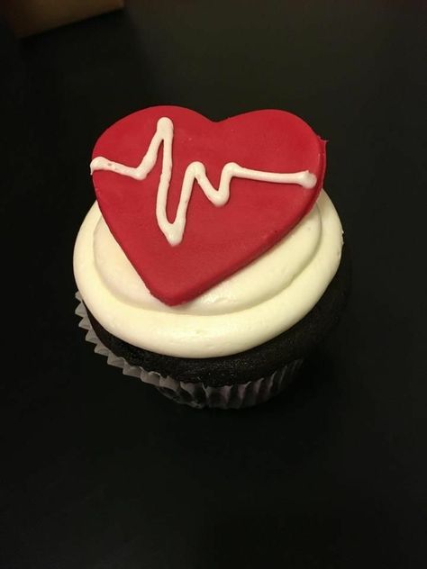 Nurse Desserts, Medical Cupcakes, Boutique Cookies, Nurse Cakes, Chocolate Cupcakes With Cream Cheese, Nurse Cupcakes, Nursing Design, Emergency Chocolate, Design Cupcakes