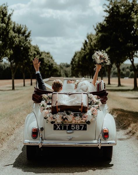 Just Married Convertible Car, Wedding Getaway Car Convertible, Wedding Convertible Pictures, Just Married Car Photo, Wedding Convertible Car, Convertible Car Wedding Photo, Just Married Photos Ideas, Wedding Send Off Car, Just Married Car Ideas