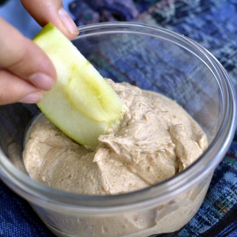 Greek Yogurt Apple Dip Recipe via @sideofsweet Dips For Apples, Yogurt Apple Dip, Apple Dippers, Dip For Apples, Apple Dip Recipe, Healthy Superbowl Snacks, Fruit Company, Apple Dip, Cholesterol Lowering Foods