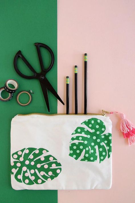 Keep the summer vibe lasting all school year with a tropical themed palm leaf pencil pouch. We have a free palm leaf template that you can use to cut a stencil out of vinyl and paint the design onto your fabric pencil pouch for an easy back to school DIY that you can make tonight. Pouch Photography, Leaf Pouch, Escuela Diy, Cute Pencil Pouches, Diy Pencil Case, Diy Back To School, School Supplies Organization, Diy Pencil, Back To School Crafts